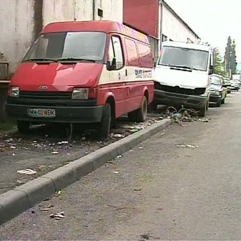 Autorităţile au soluţia pentru o asfaltare fără probleme: toarnă asfaltul pe lângă maşini
