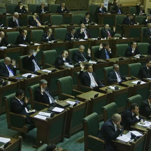 Senatorii au amânat pentru la toamnă legea cumulului pensie-salariu 