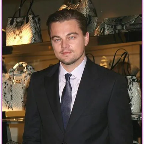 Fanii i-au furat adidaşii lui Leonardo DiCaprio