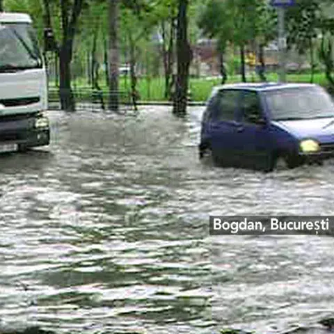 Bulevardul Tineretului a fost inundat după o ploaie torenţială care a durat zece minute