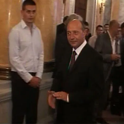 Băsescu: Dacia Logan merge mai bine decât Guvernul