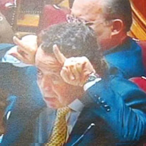 Ministrul portughez al Economiei şi-a dat demisia după ce şi-a pus coarne 