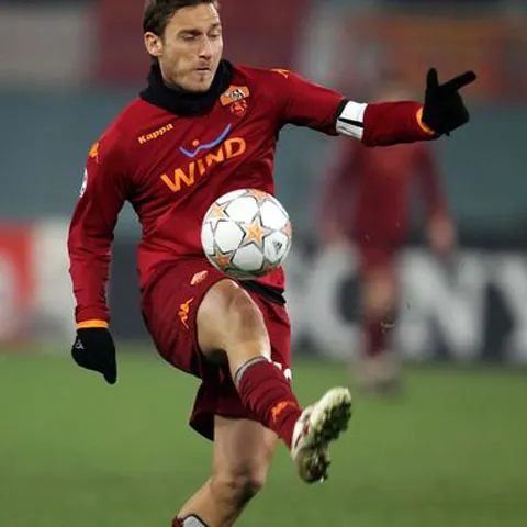 Italia - Totti vrea să-şi prelungească înţelegerea cu AS Roma până în 2014