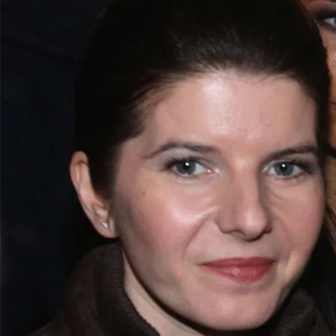 Monica Iacob-Ridzi neagă atribuirea unor contracte de renovare a faţadei Sălii Polivalente