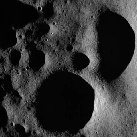Lunar Reconnaissance Orbiter a trimis imagini de mare rezoluţie de pe Lună. VEZI VIDEO