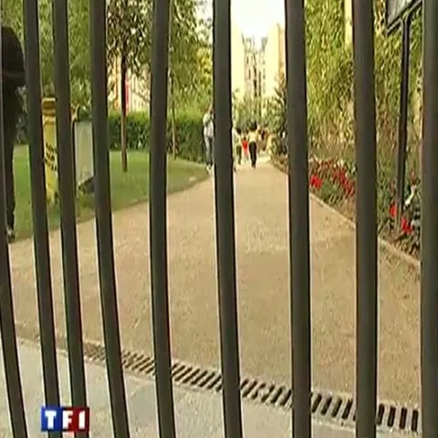 Femeia care a abandonat doi copii la Paris este mama micuţilor şi a fost audiată de poliţiştii francezi