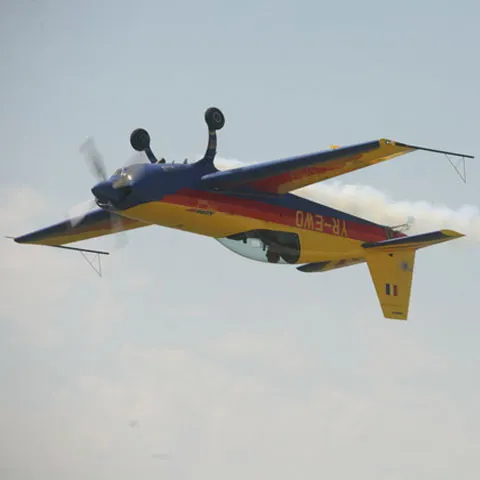 Opt campioni mondiali şi europeni s-au întrecut în cascadorii la spectacolul aviatic de la Constanţa