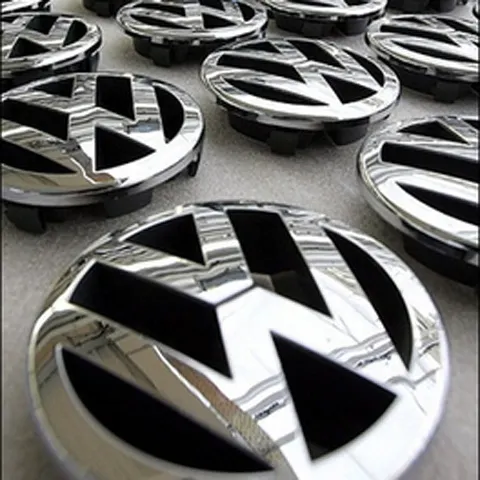 Volkswagen şi-a majorat oferta înaintată pentru preluarea pachetului de 49,9% din acţiunile Porsche