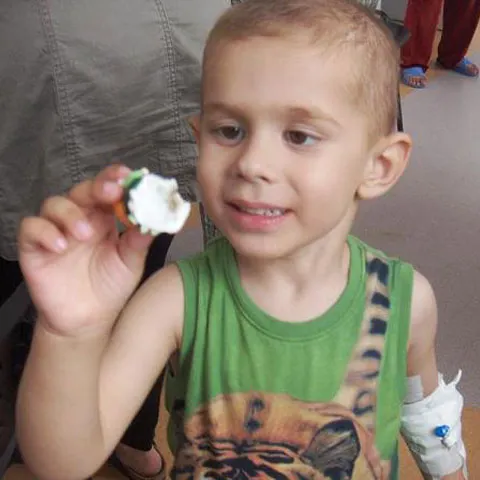 Apel umanitar: Să îl ajutăm pe Alexandru, un băieţel de trei ani ce suferă de cancer