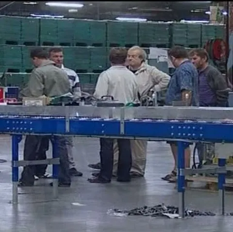Muncitorii de la o fabrică de componente auto din Franţa ameninţă că o vor arunca în aer 