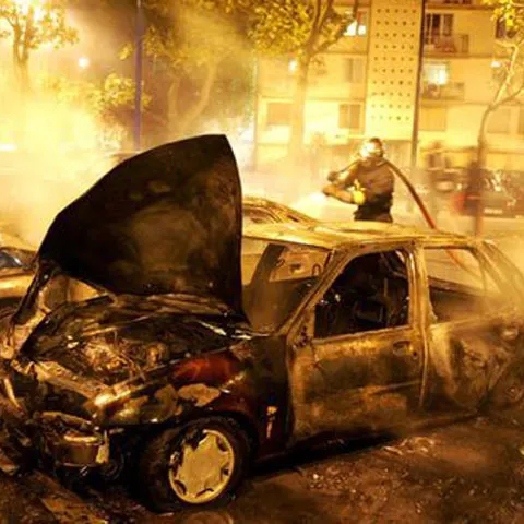 Peste 300 de maşini incendiate şi poliţişti răniţi în Franţa, înainte de celebrarea Zilei naţionale