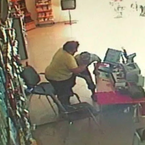 A jefuit o benzinărie în timp ce lua bătaie de la casieră. VEZI VIDEO