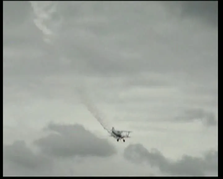 Accident dramatic între un avion şi o maşină, în plină demonstraţie de acrobaţie aviatică 