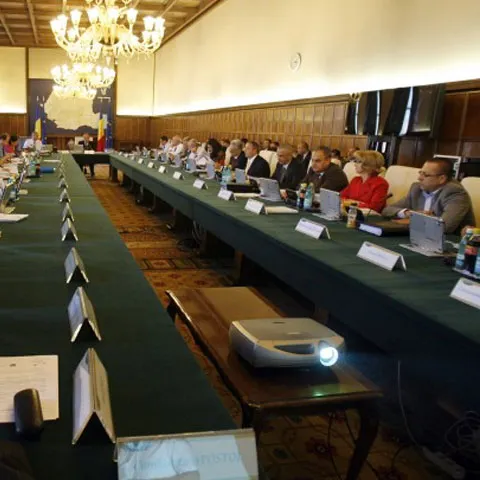 Guvernul reduce la jumătate numărul agenţiilor din subordinea miniştrilor şi taie primele de vacanţă