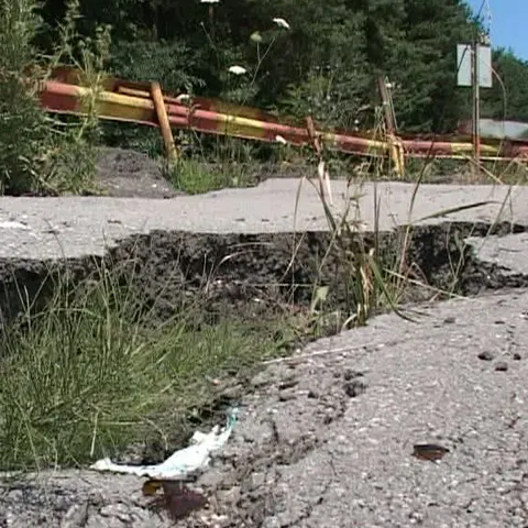 DN 11, care face legătura între Bacău şi Oneşti, este plin de gropi 