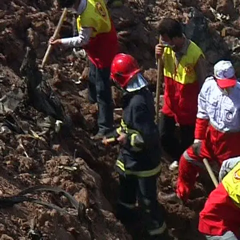Rudele celor ucişi în tragedia aviatică de miercuri din Iran au început să sosească la locul accidentului