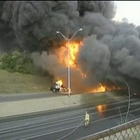 Autostradă închisă la Detroit, din cauza unui incediu uriaş