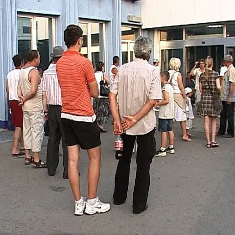 160 de români au fost abandonaţi pe aeroportul din Rimini - numai 10 au reuşit să se întoarcă în ţară 