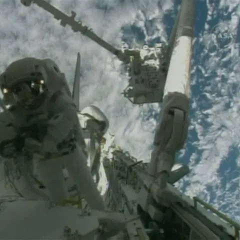 Astronauţii de pe "Endeavour" au efectuat prima ieşire orbitală 