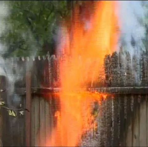 Regulatorul unei conducte de gaz a luat foc după ce a fost lovit de fulger 
