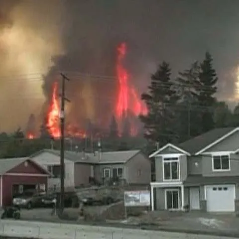 17.000 de canadieni au fost evacuaţi din propriile case, din cauza incendiilor de pădure
