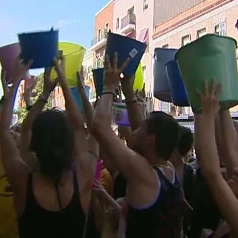 Bătaia cu apă într-un orăşel din Spania, între tradiţie şi caniculă