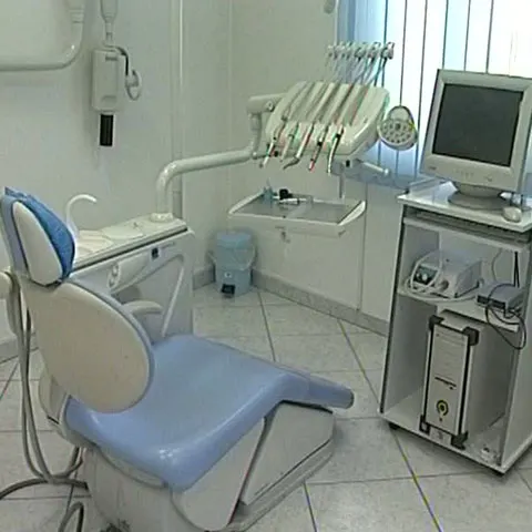 Cabinetul stomatologic pentru seropozitivi din Hunedoara a fost închis din cauza lipsei banilor 