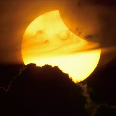 Astrologii prevestesc războaie, atentate şi catastrofe, după eclipsa de soare de miercuri din Asia