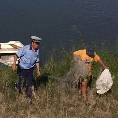Şase tineri din Slatina au fost prinşi în timp ce furau peşte