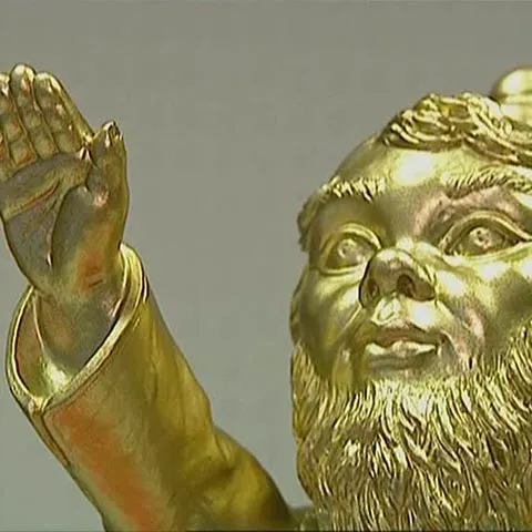Un pitic de grădină salută trecătorii în stil nazist, în Germania