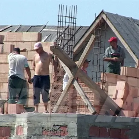 De la Mazăre pentru Păunescu, fără număr: Piaţa imobiliarelor nu e la pământ. E la plajă