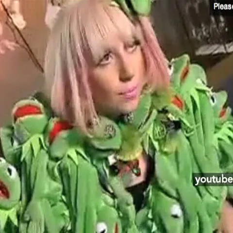 Lady Gaga a apărut la un interviu costumată în broscoiul Kermit, personaj al seriei Muppet