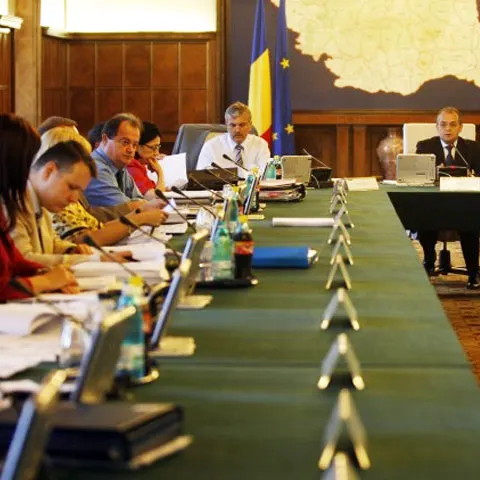 Premierul a anunţat că salariile miniştrilor vor fi reduse cu 20%