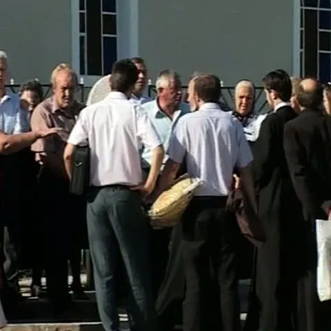 Scandal la biserica din Cetea, după ce enoriaşii s-au opus schimbării preotului - VEZI VIDEO