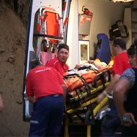 Două persoane au murit după ce maşina în care se aflau a căzut în prăpastie