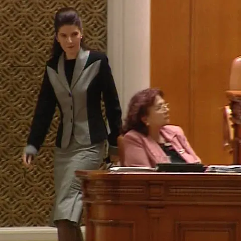 Ridzi versus Udrea: Ce spun hainele şi gesturile despre ele?