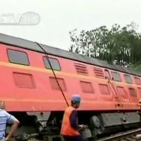 Un tren a deraiat în sudul Chinei, din cauza unei alunecări de teren