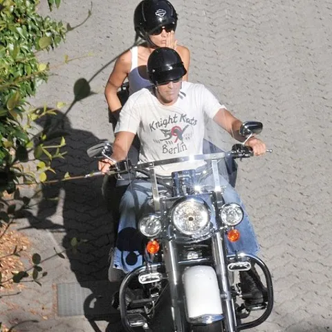 George Clooney, vacanţă romantică pe motocicletă - VEZI FOTO