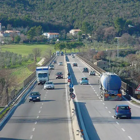 Circulaţia pe Autostrada Bucureşti-Piteşti a fost blocată din cauza unui tir care a luat foc