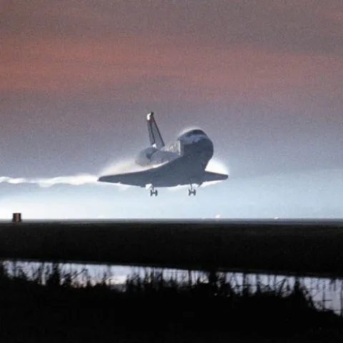 Naveta Endeavour a aterizat vineri după o misiune de 16 zile. LIVE de la Kennedy Space Center