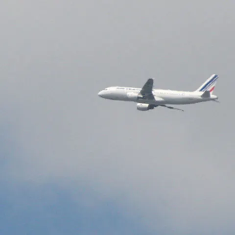 Un avion cu 16 persoane la bord a dispărut de pe radare în Indonezia