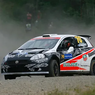 Kimi Raikkonen s-a răsturnat cu maşina în Raliul Finlandei - VEZI VIDEO