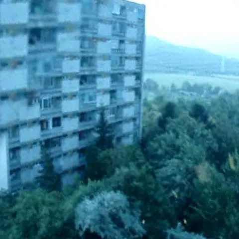 Furtuni puternice la Cluj şi Alba, cu acoperişuri şi bucăţi de bloc desprinse - VIDEO