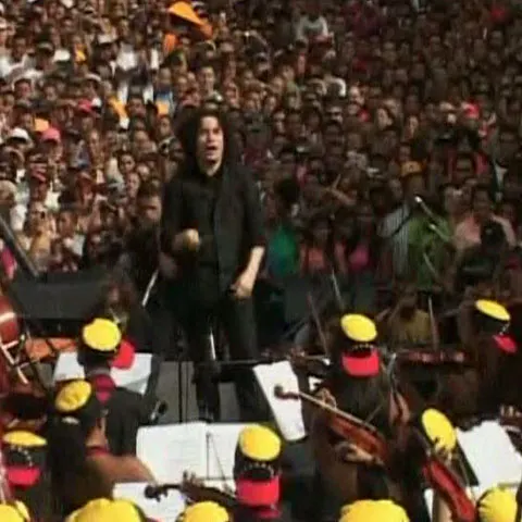 Celebrul Gustavo Dudamel a ţinut un concert în cel mai sărac cartier din Caracas