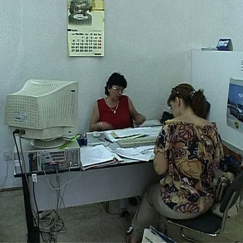 Românii cu studii medii au şanse mai mari să găsească un loc de muncă faţă de cei cu studii superioare