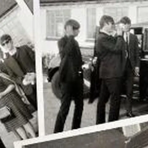 Fotografii inedite cu The Beatles, scoase la vânzare în Anglia
