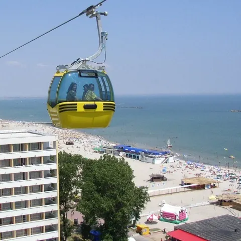 Mai mulţi turişti au rămas blocaţi în telegondola din Mamaia în timpul seismului