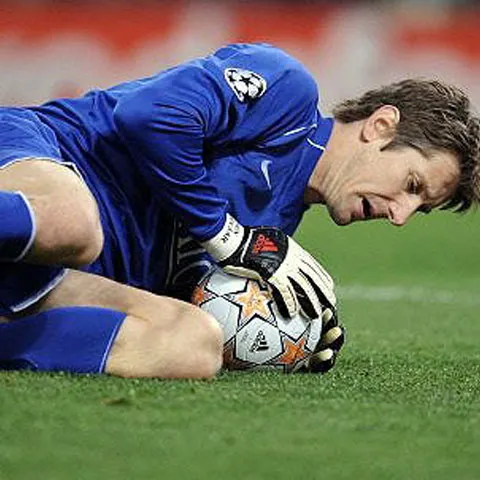 Anglia: Van der Sar lipseşte opt săptămâni după ce şi-a fracturat un deget