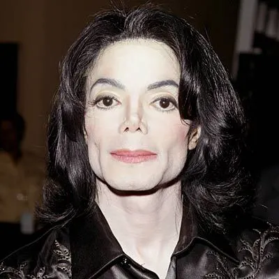 O bluză pătată de sânge a fost găsită în dulapul lui Michael Jackson