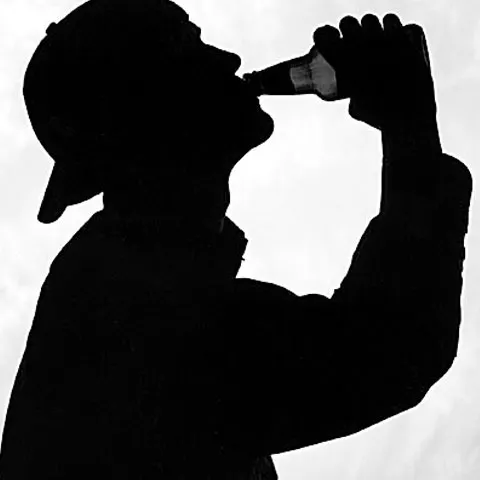 Consumul de alcool în exces dublează riscul îmbolnăvirii de cancer